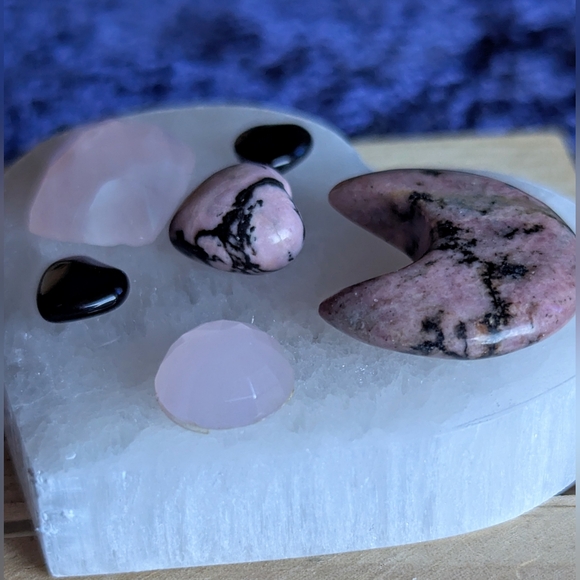🩷 Grounded Loving Energy Plate 🖤 Rhodonite Black Obsidian & Rose Quartz cabs - Picture 4 of 9